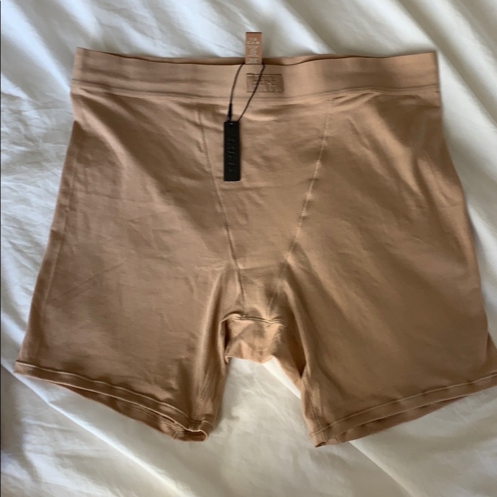 Skims clay boyfriend shorts NWT - Picture 1 of 4